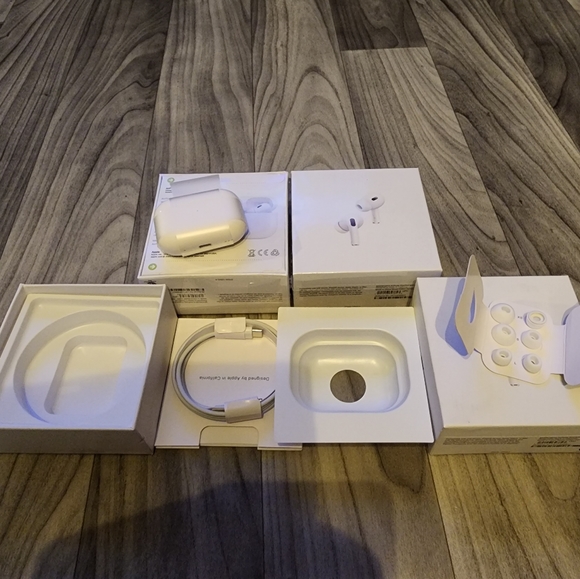 Airpods pro 2nd Generation with Charging Case - Picture 4 of 6